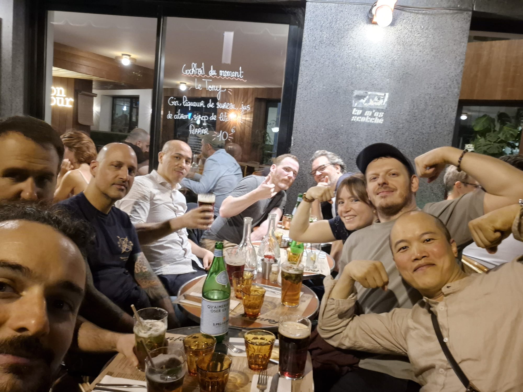 Membres de l'école réunis autour d'un verre après l'entraînement