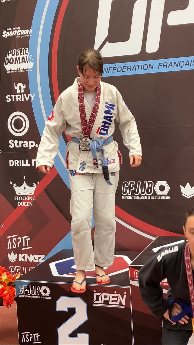 Une pratiquante de l’école sur le podium d’un tournoi CFJJB
